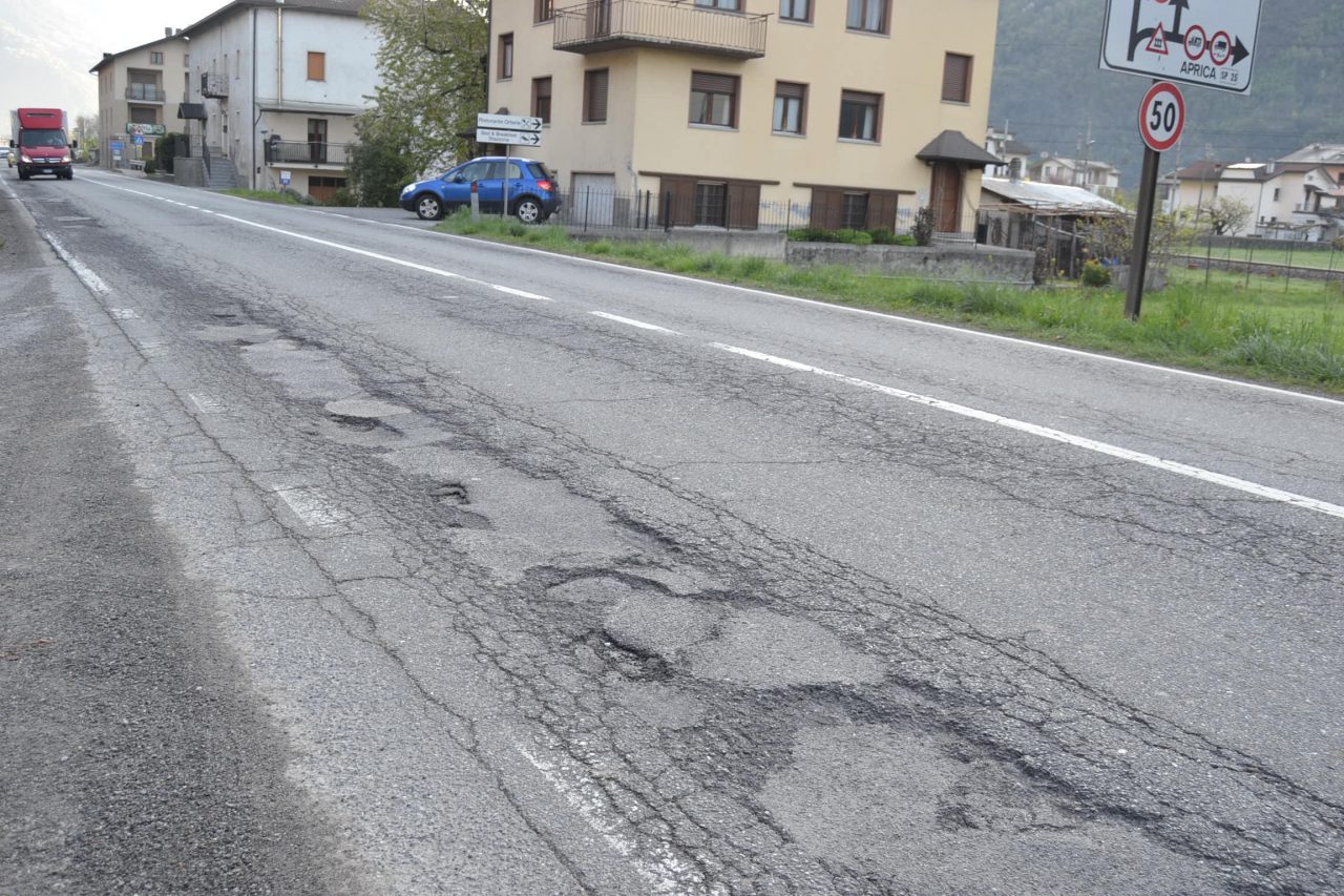 Tirano-Teglio, le buche sono troppe