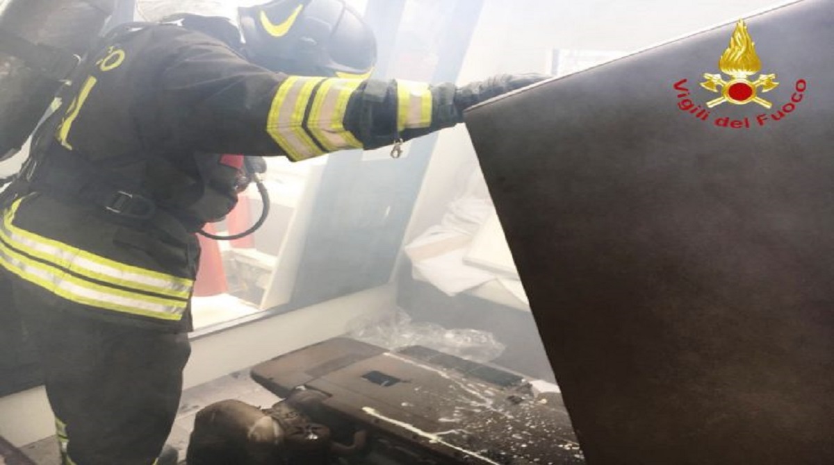Imbarcazione prende fuoco a bordo 16 persone