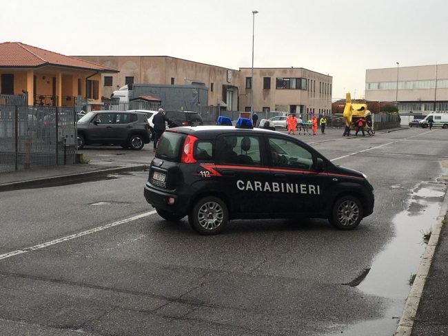 Sparatoria in azienda | un morto e uomo in fuga armato, ricerche in Lombardia