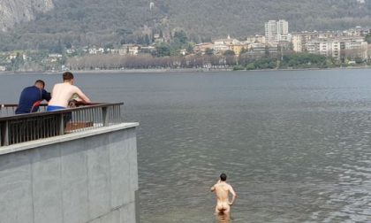 Uomo nudo nel lago tra curiosità e indignazione