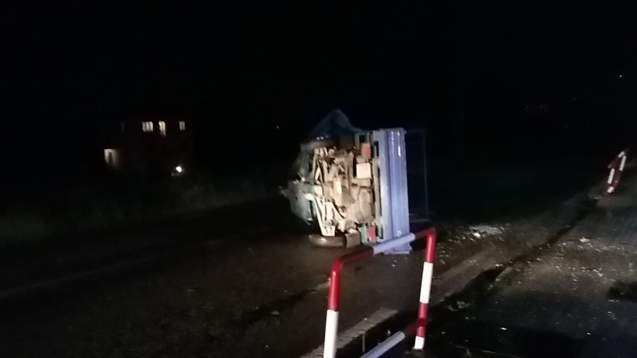 Ape si ribalta sulla Valeriana, 20enne finisce in ospedale FOTO