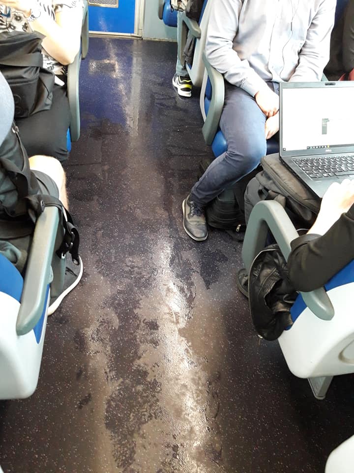 Non c’è pace per i pendolari: ieri treno fermo, oggi “acqua alta” FOTO E VIDEO