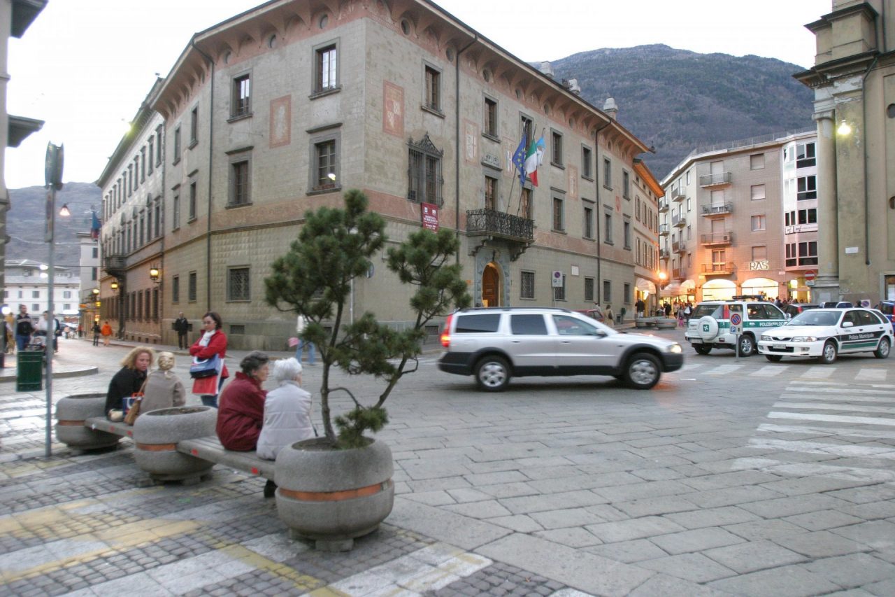 Lavori in piazza Campello, cambia l’ingresso in municipio a Sondrio