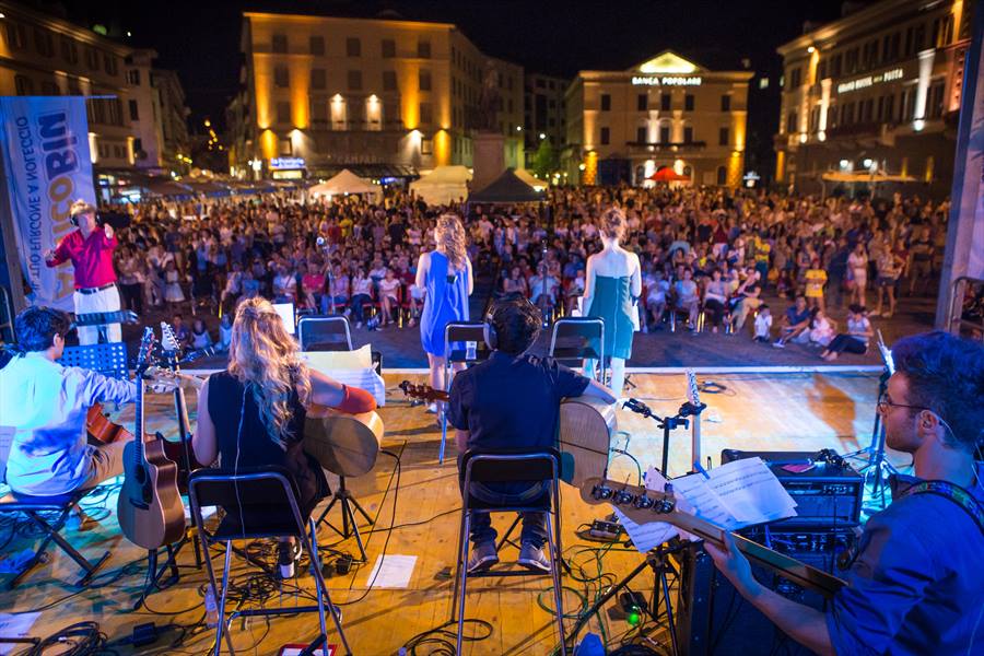 Festa di fine anno con i Colours e le ballerine