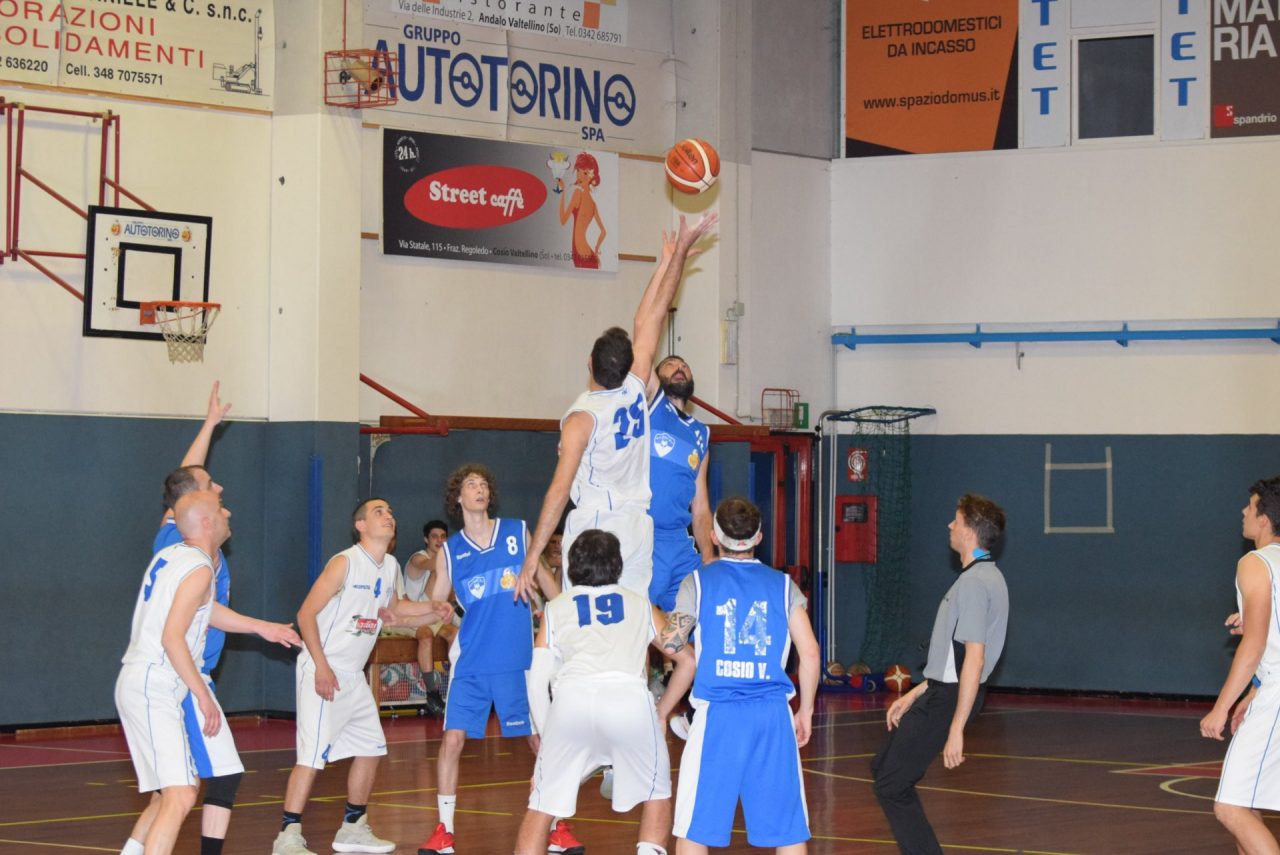 Lungo inseguimento per il Basket Cosio che si aggiudica gara 1 LE FOTO
