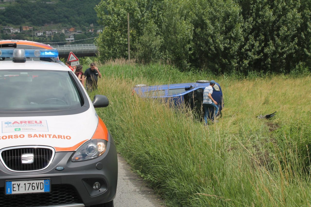 Auto si ribalta fuori strada a Rogolo