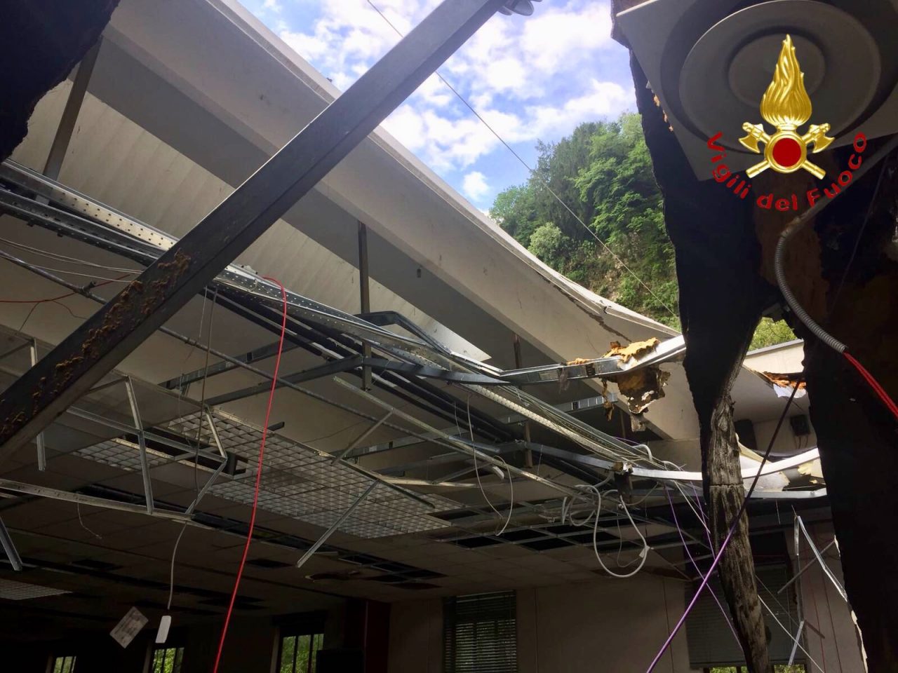 Crolla tetto di un’azienda a Ossuccio FOTO