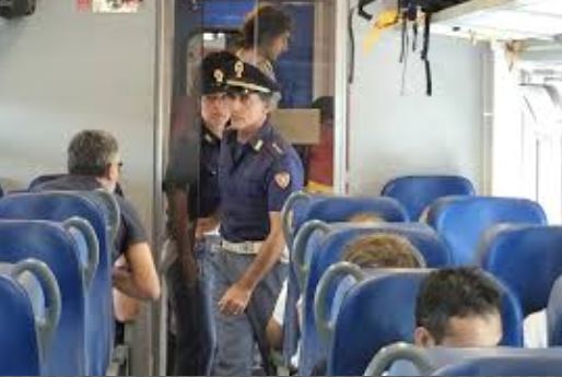 Rapinano e minacciano un ragazzino sul treno: due giovanissimi, di cui un minore, fermati dalla Polizia