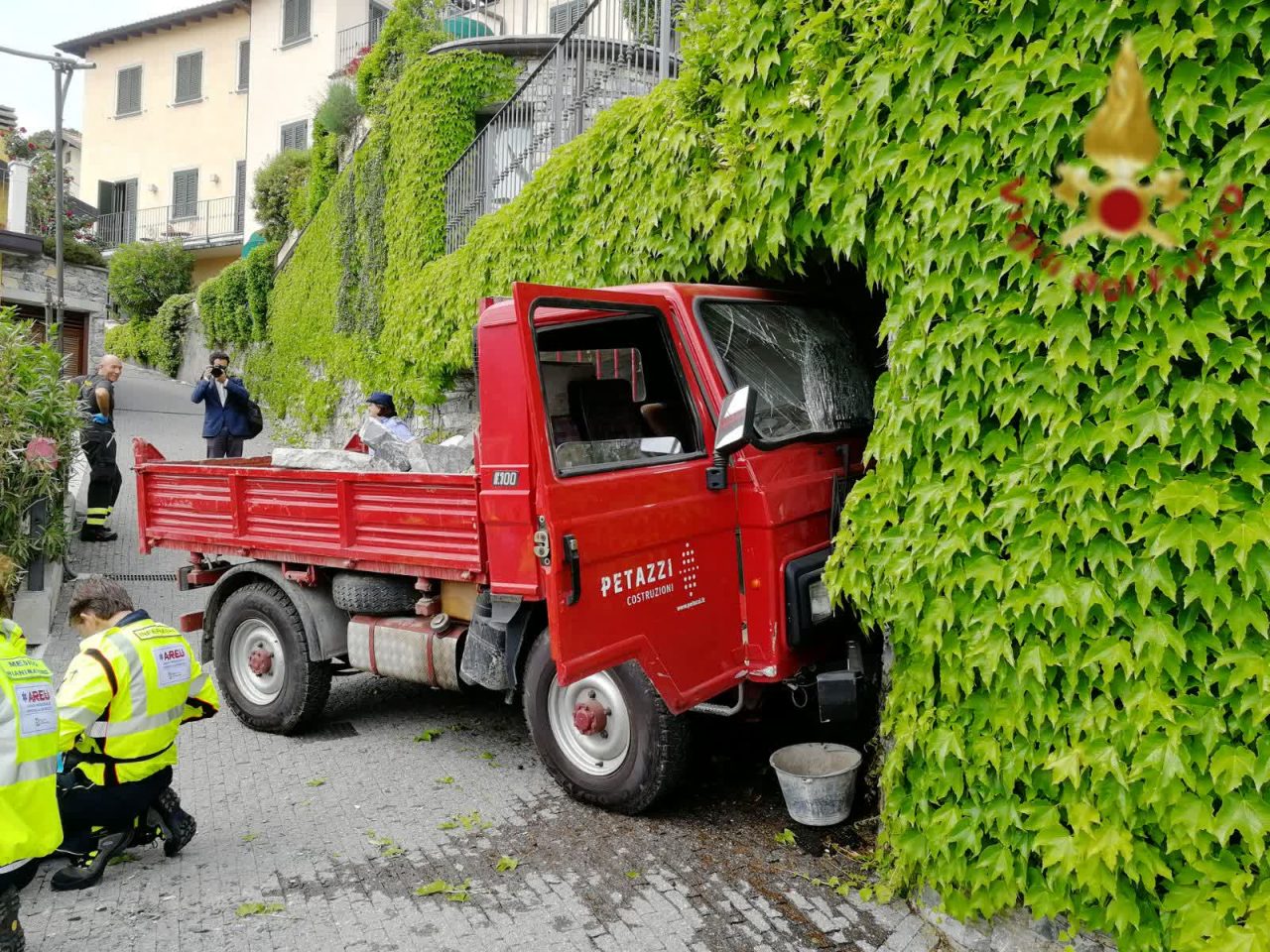 Furgone si schianta contro un muro a Cernobbio FOTO