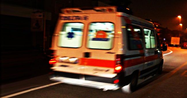 Automobile fuori strada finisce contro una pianta, due giovani all’ospedale
