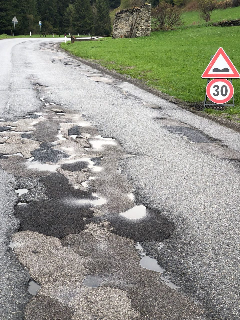 Buche sulla strada in Valfurfa, l’emergenza rimane trascurata FOTO