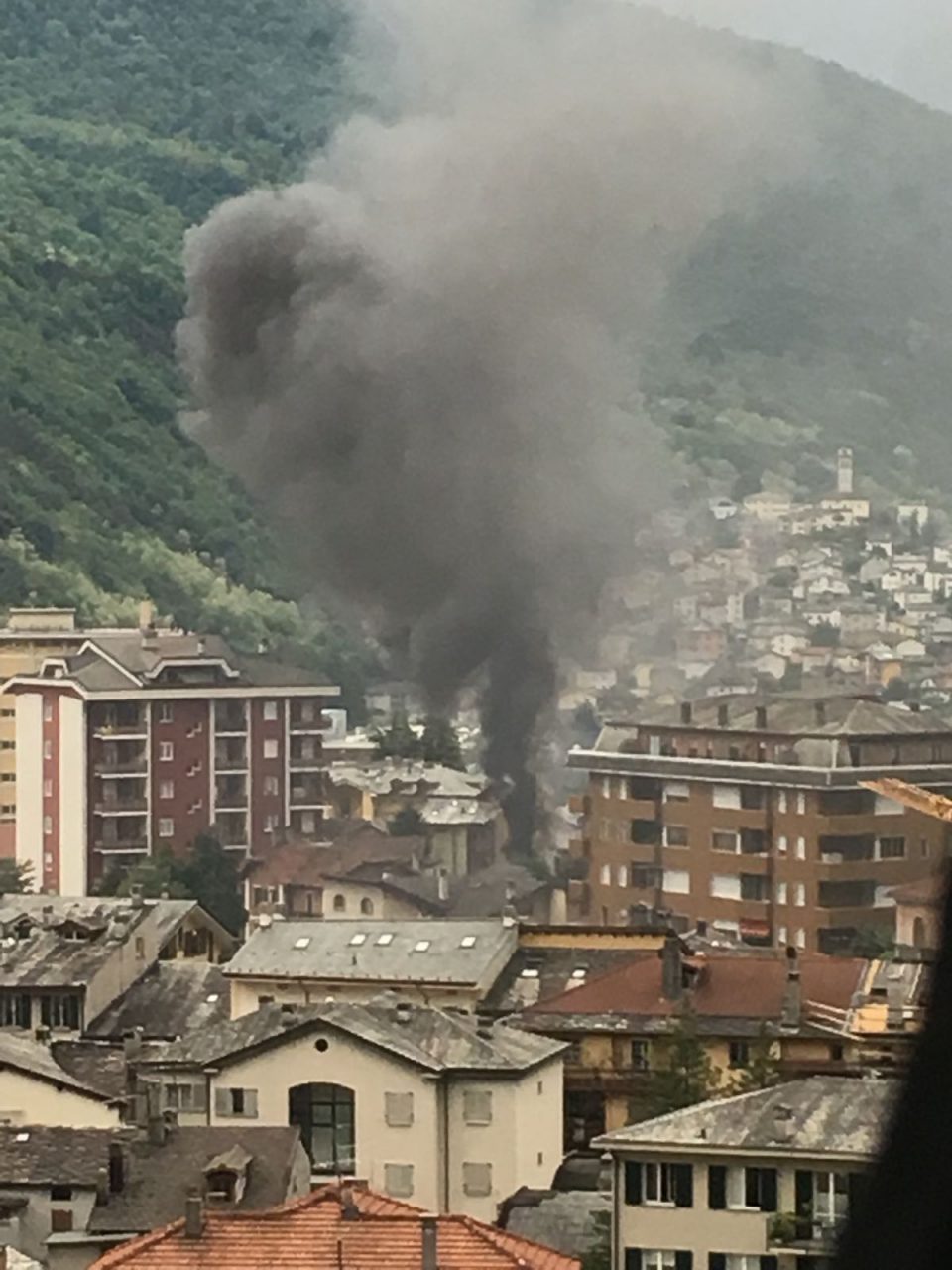 Panico a Chiavenna, Fumo e fiamme nel centro della città FOTO VIDEO