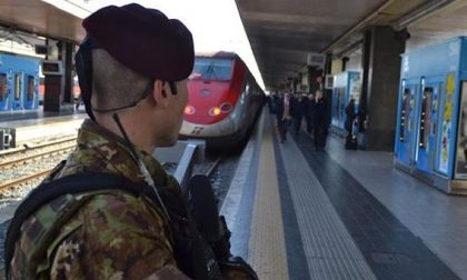 Sfonda un vetro sul treno, De Corato: "Basta, vogliamo i militari a bordo!"