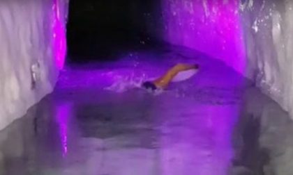 Impresa… da brividi: nuota nel ghiaccio per 80 metri VIDEO