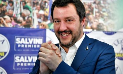 Danneggiano la bacheca  e fuggono... con Salvini