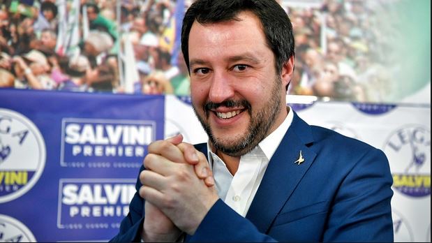 Danneggiano la bacheca  e fuggono… con Salvini