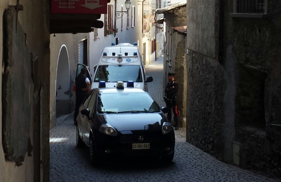 Tragedia a Bormio: cade dal balcone e muore