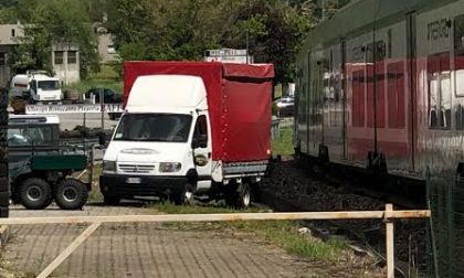 Treno contro furgone, tragedia sfiorata a Chiuro