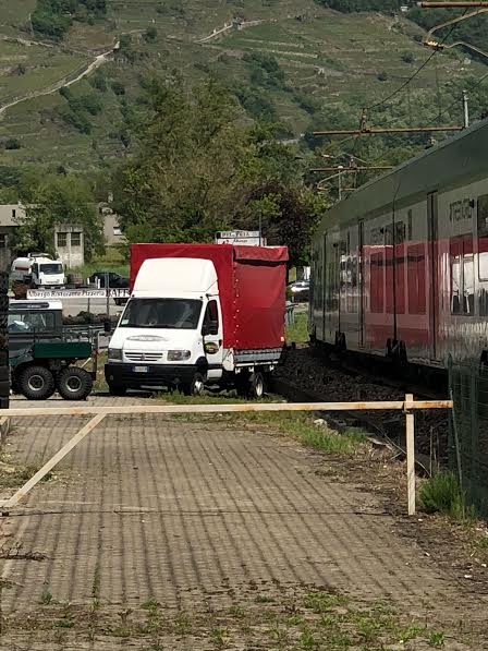 Treno contro furgone, tragedia sfiorata a Chiuro