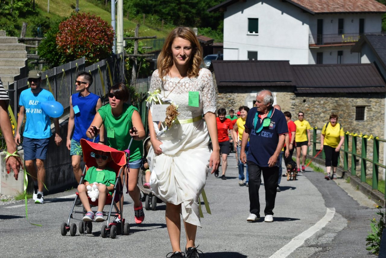 Si sposa e partecipa al palio in abito nuziale