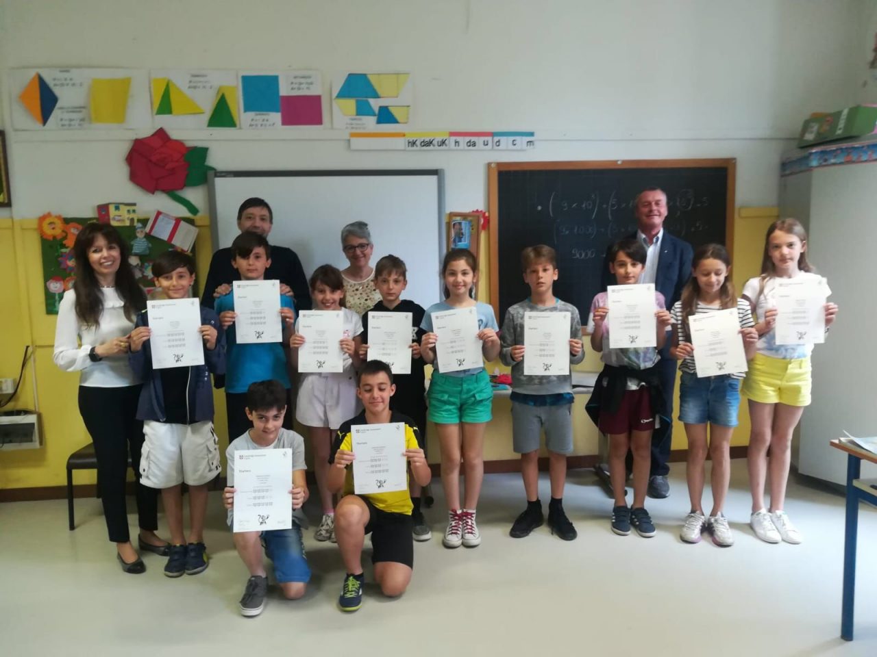 Gli attestati agli alunni di Ponchiera in ricordo della maestra Gabriella