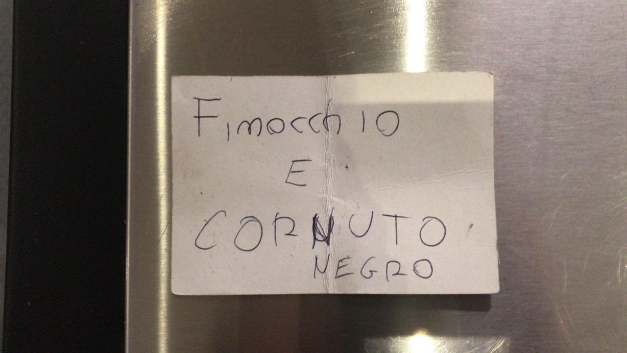 Il biglietto della vergogna: “Finocchio, cornuto e negro”