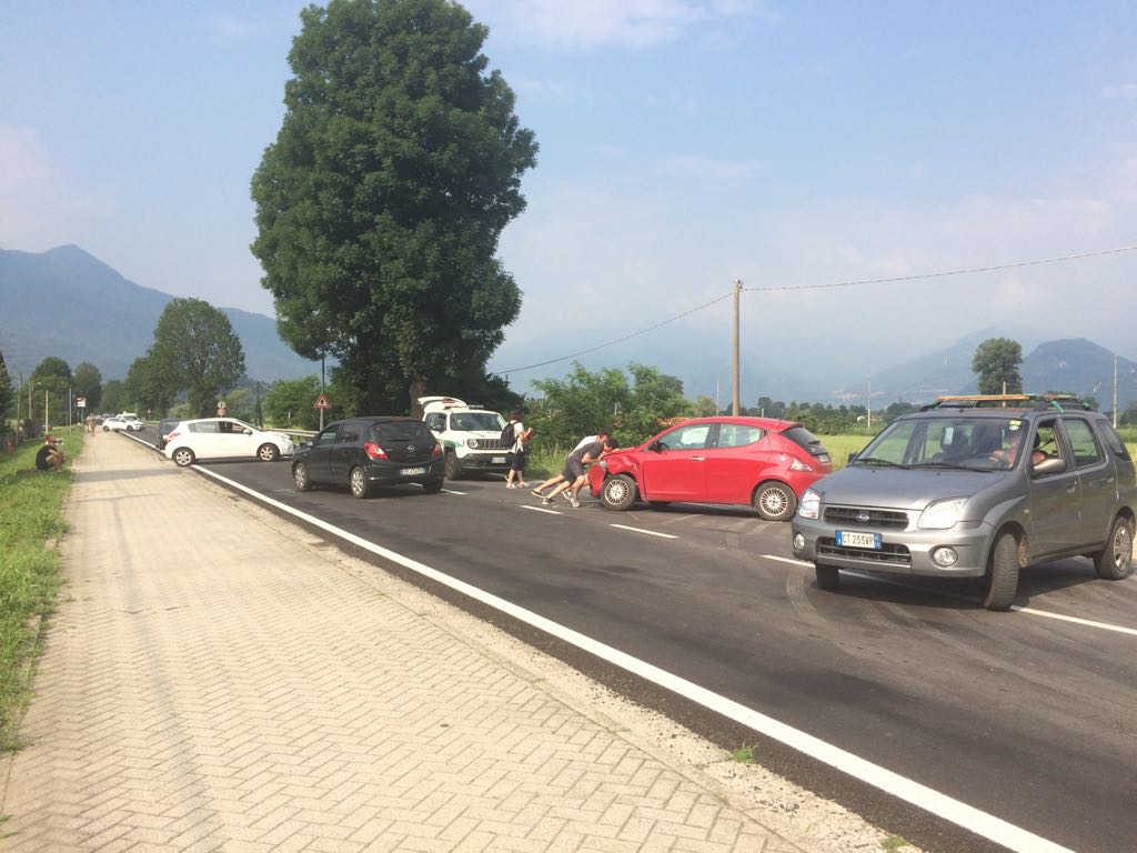 Incidente stradale a Nuova Olonio, paura per due donne