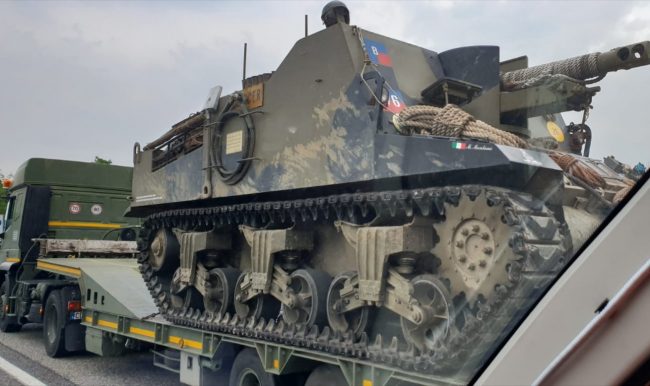 Un carro armato sulla Statale 36