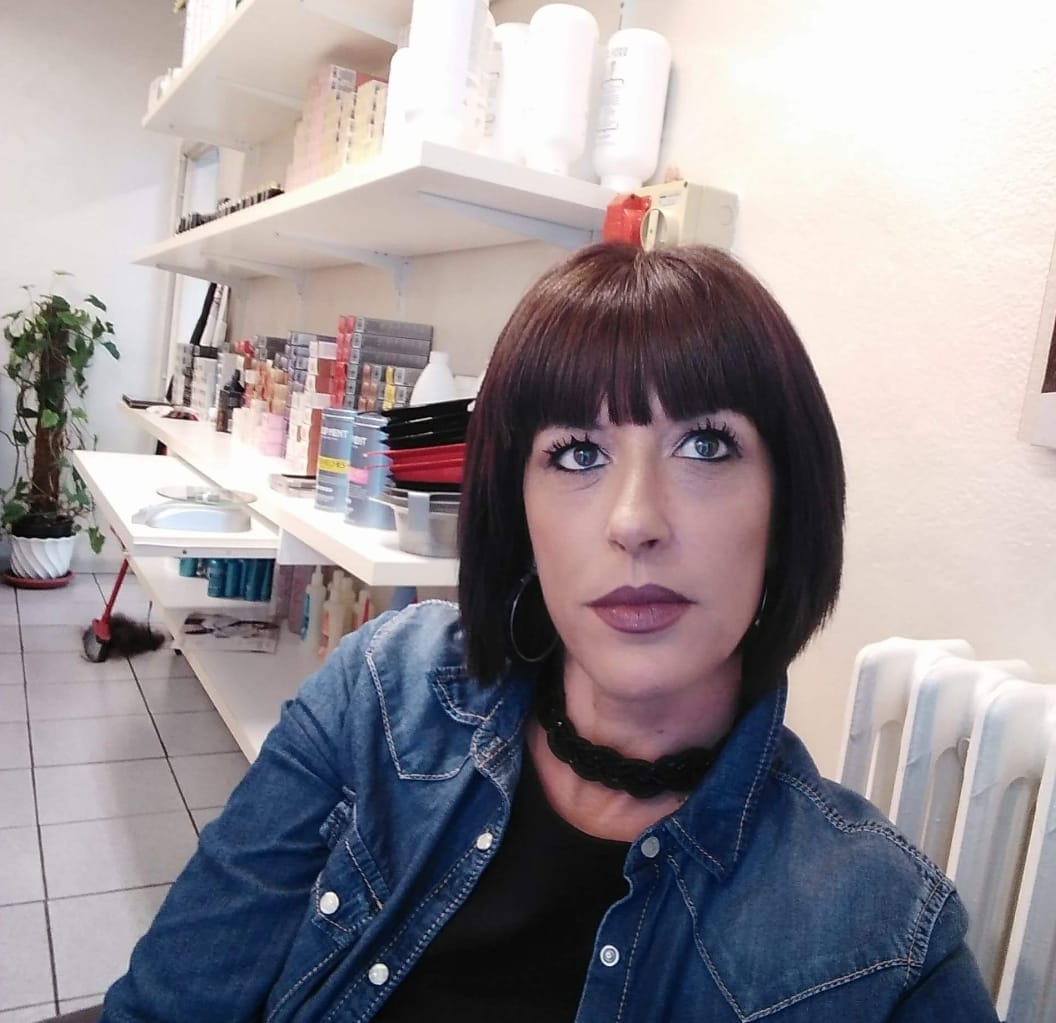 Precipita dal secondo piano e perde la vita