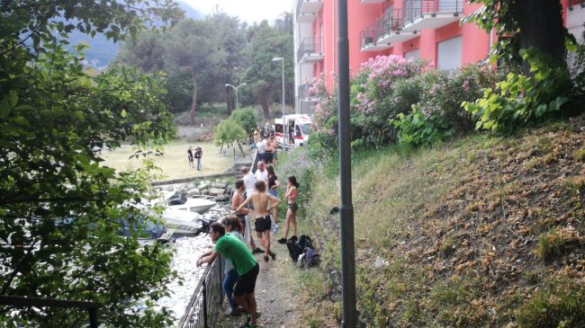 Tenta un tuffo ma si schianta su una canoa