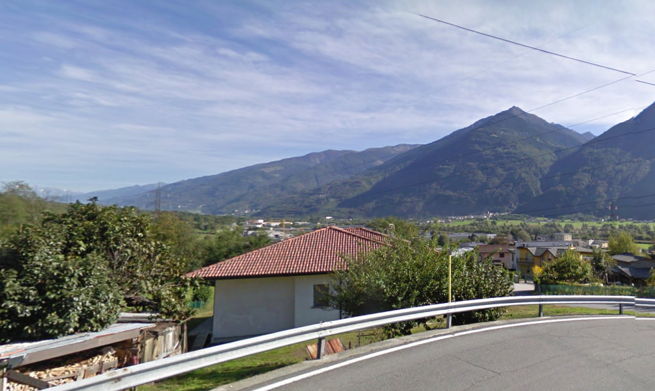 Furgone esce di strada, bambina sbalzata fuori dal finestrino