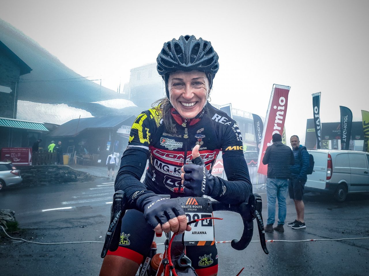 Doppio Stelvio tra pioggia e nebbia nella prima tappa della Haute Route a Bormio