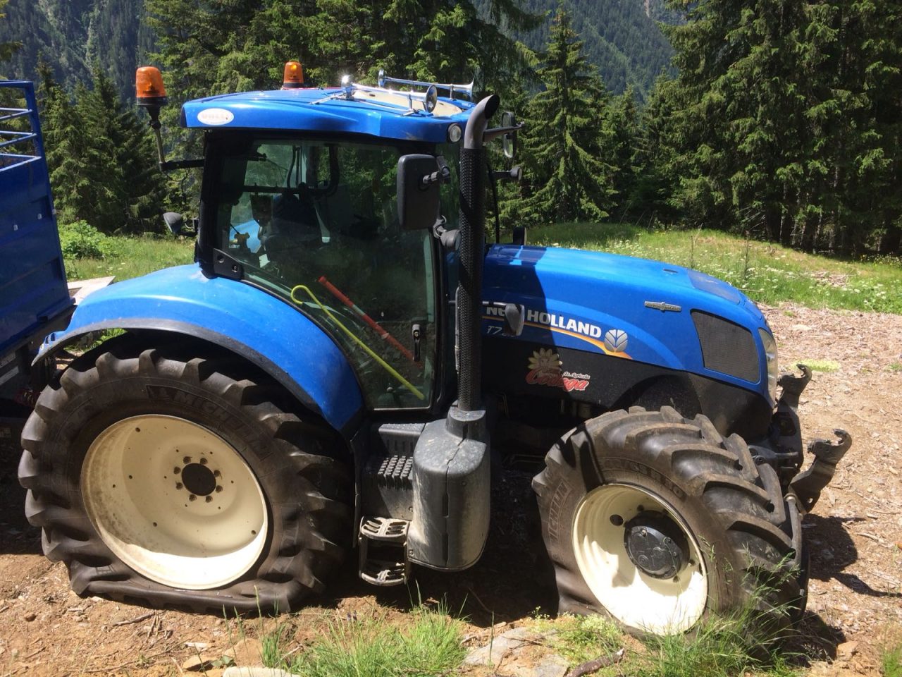 Forano le gomme di un trattore, allevatori nel mirino