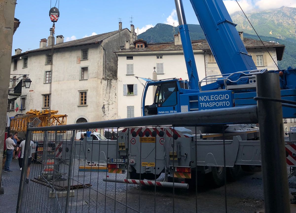 Chiavenna: piazza Pestalozzi chiusa per montare la gru