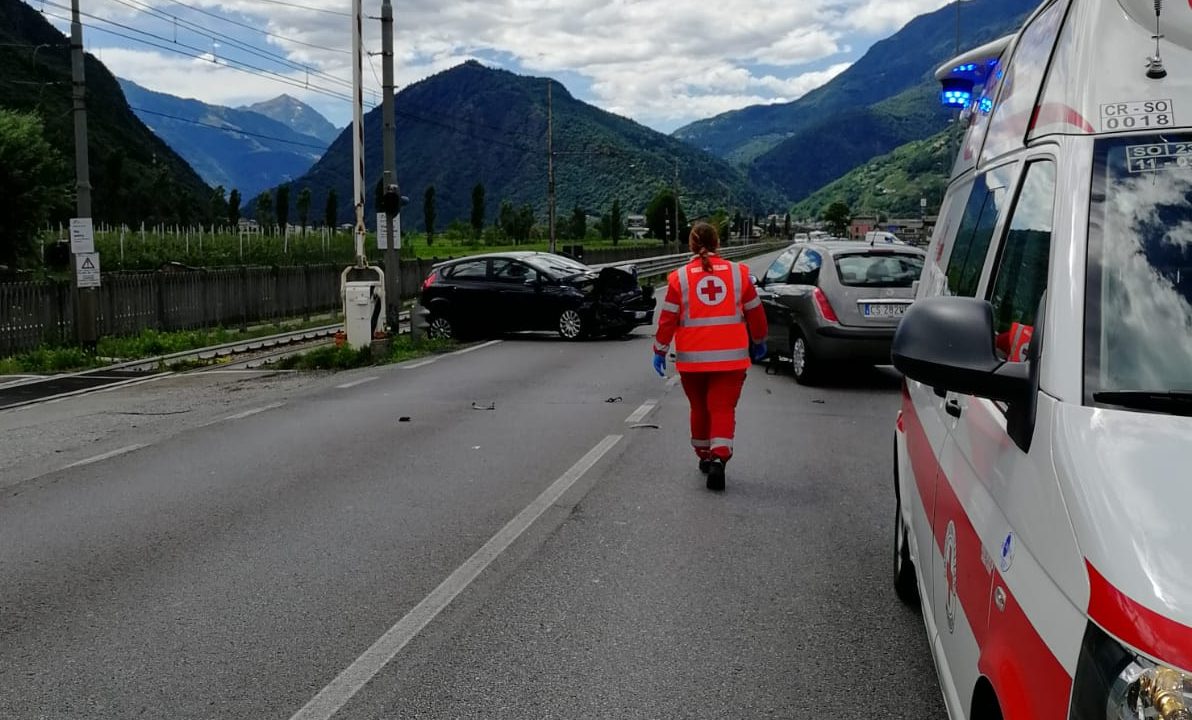 Violento frontale sulla Statale 38