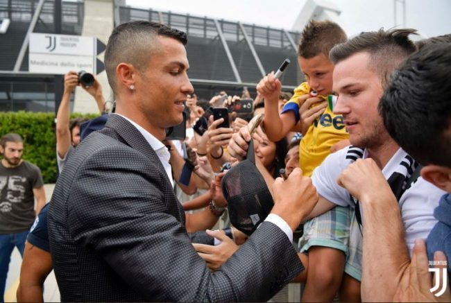 Bagno di folla per Cristiano Ronaldo a Torino