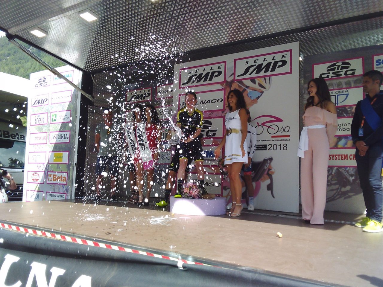 Bagno di folla per il Giro Rosa a Gerola Alta