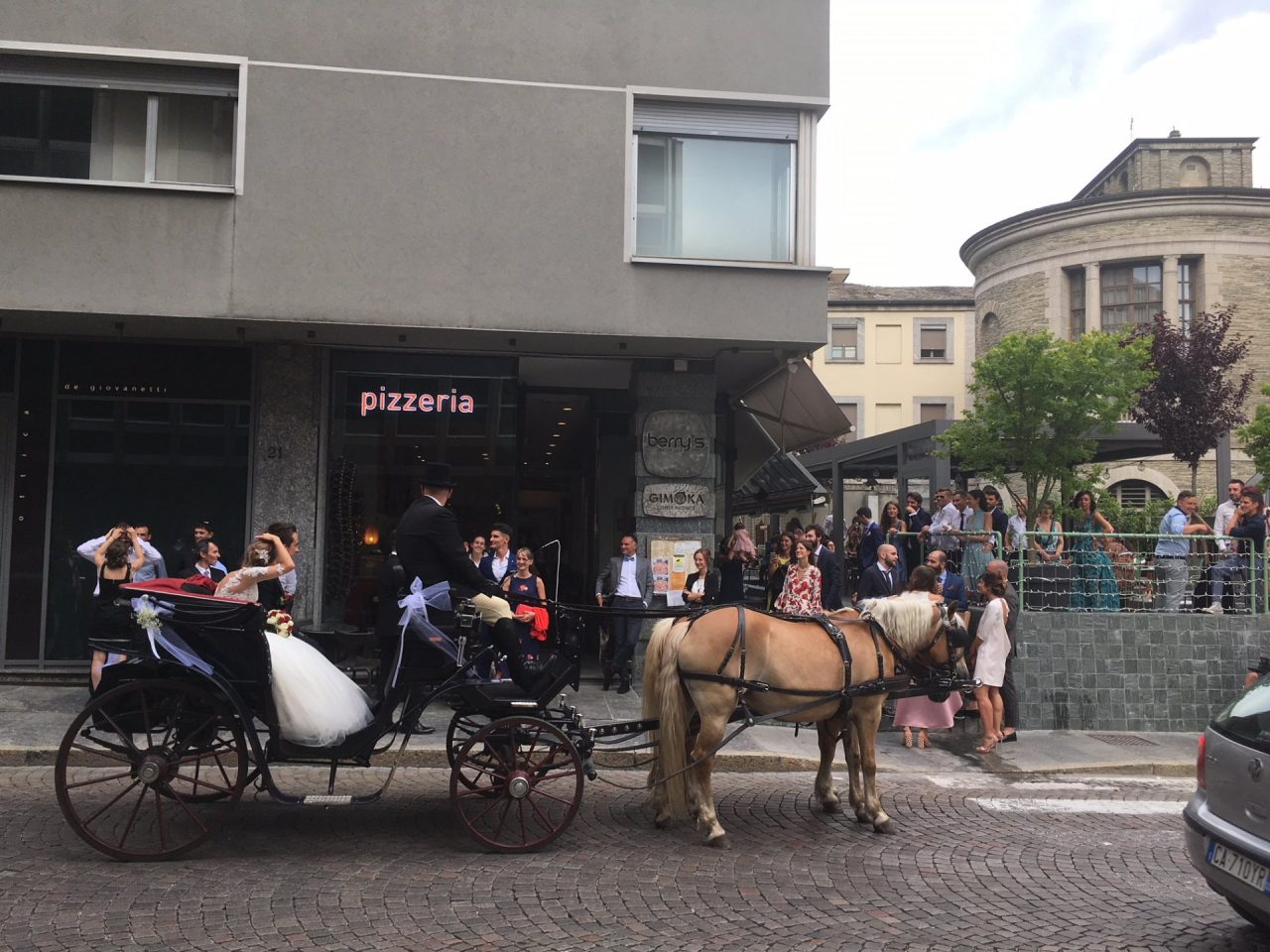 A Sondrio gli sposi arrivano in carrozza
