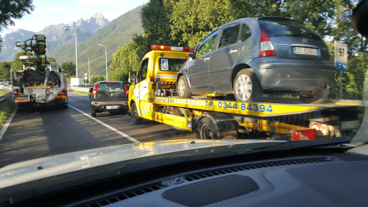 Scontro in Statale 36, traffico rallentato