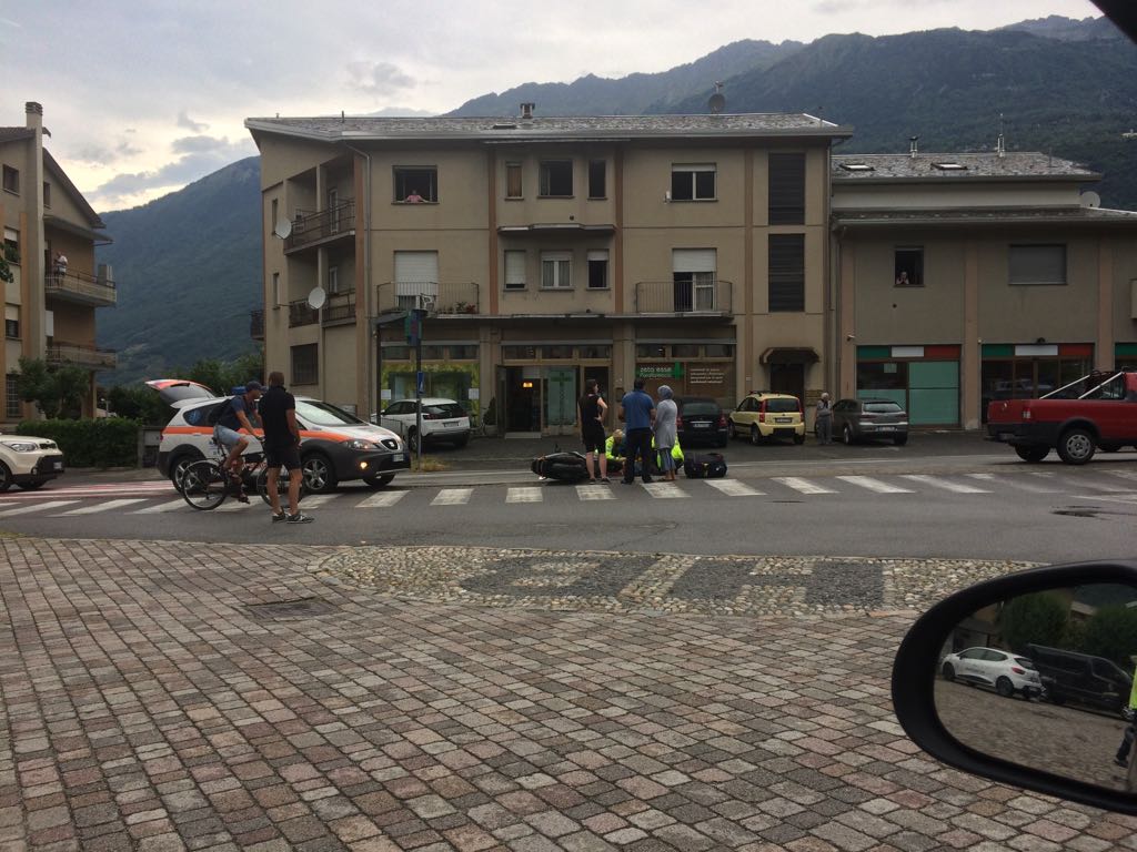 Incidente a Regoledo sulla Statale 38, scontro tra motorino e automobile