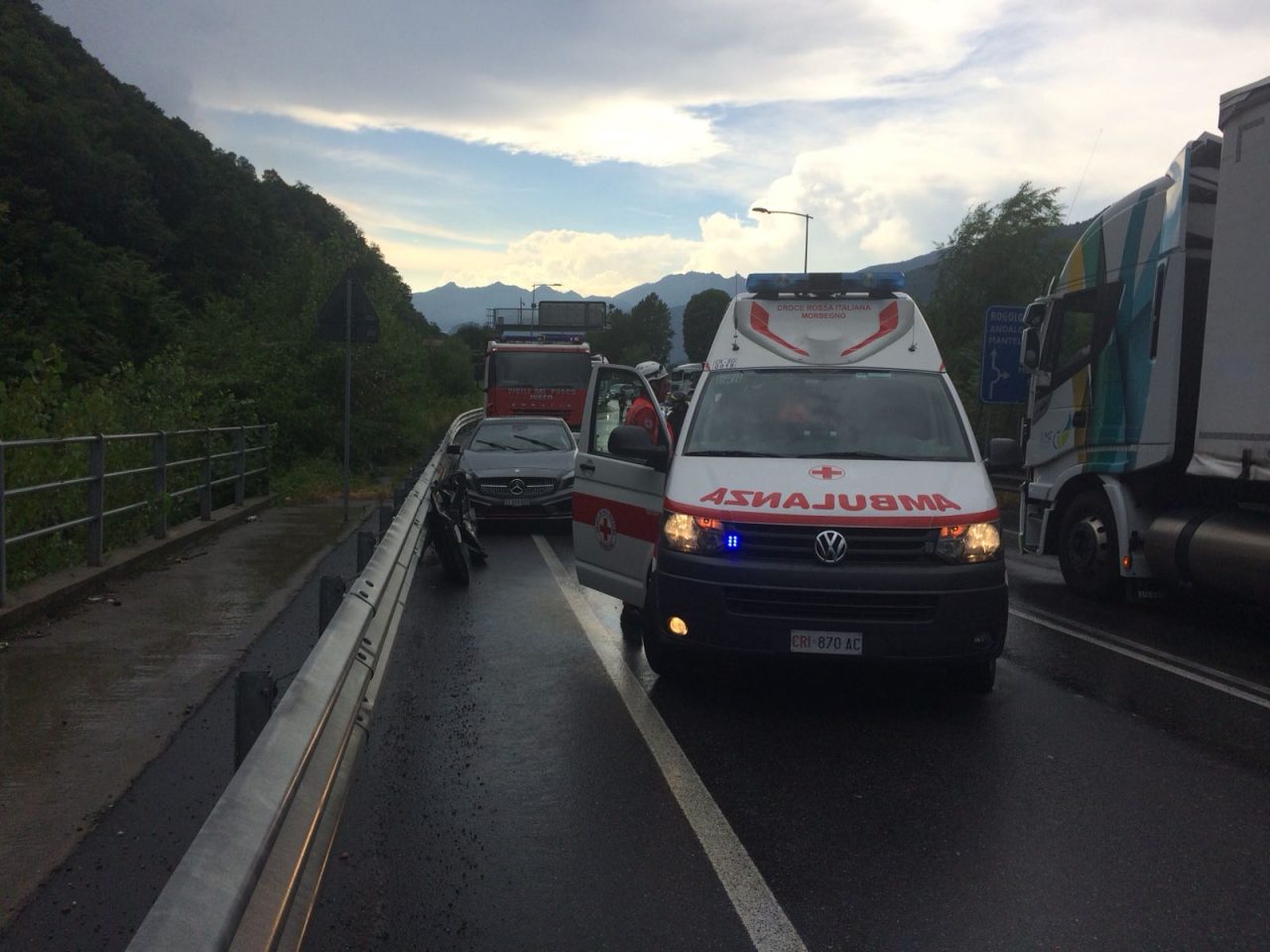 Tir contro auto lungo la Statale 38, traffico bloccato
