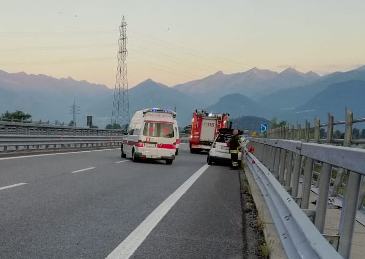 Auto si schianta contro il guardrail