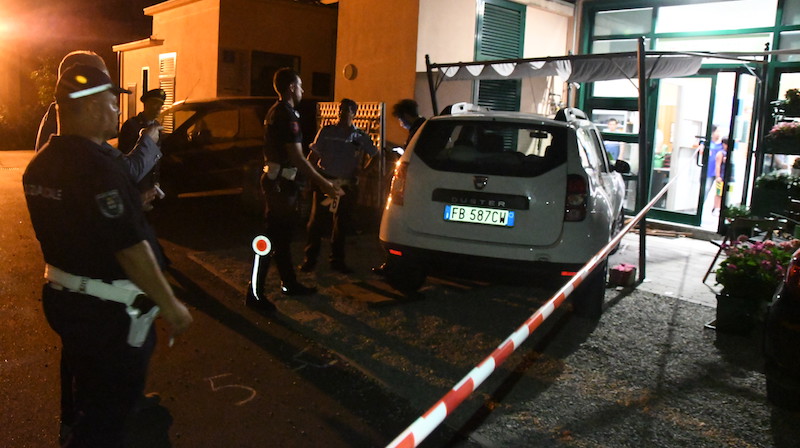 Sbaglia pedale e investe quattro persone, donna muore in ospedale