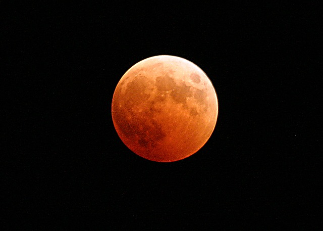 In arrivo l’eclissi di Luna più lunga del secolo, ecco dove osservarla