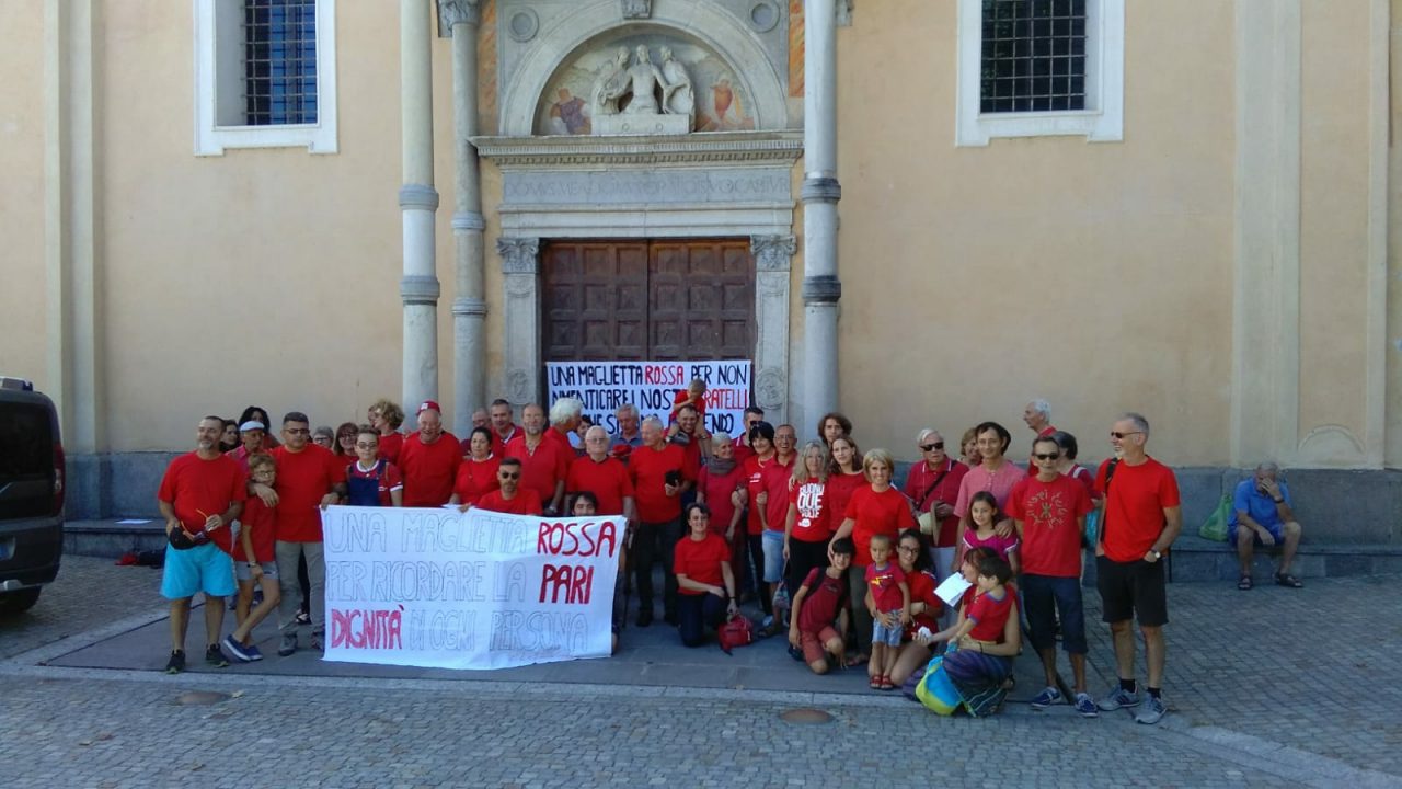 Magliette rosse a Morbegno, “andate oltre gli slogan di Salvini e imparate a pensare”