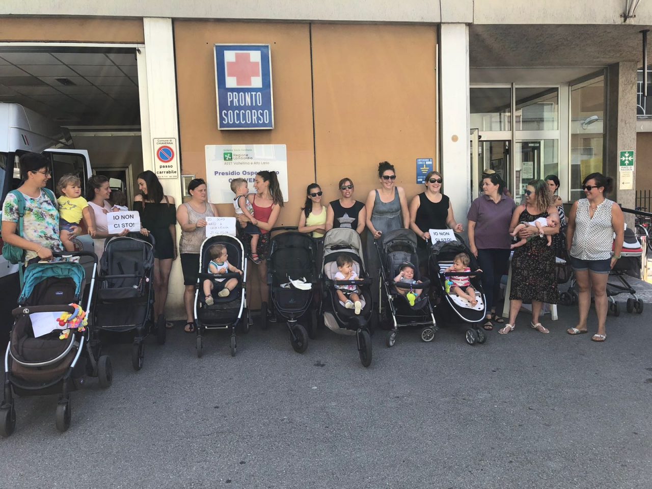 Chiavenna: mamme e bambini irrompono in ospedale contro la chiusura VIDEO