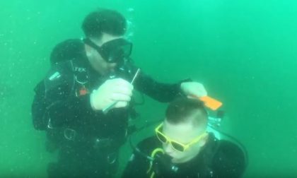 Taglio di capelli da record in immersione nel lago di Lecco VIDEO