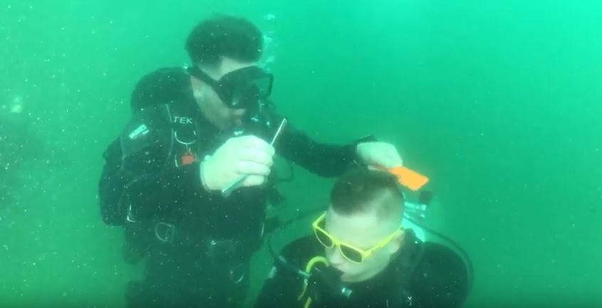 Taglio di capelli da record in immersione nel lago di Lecco VIDEO