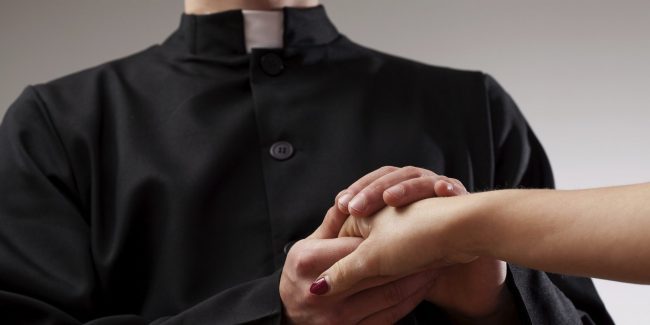 Uccelli di rovo in salsa lombarda: il prete prende a pugni il marito