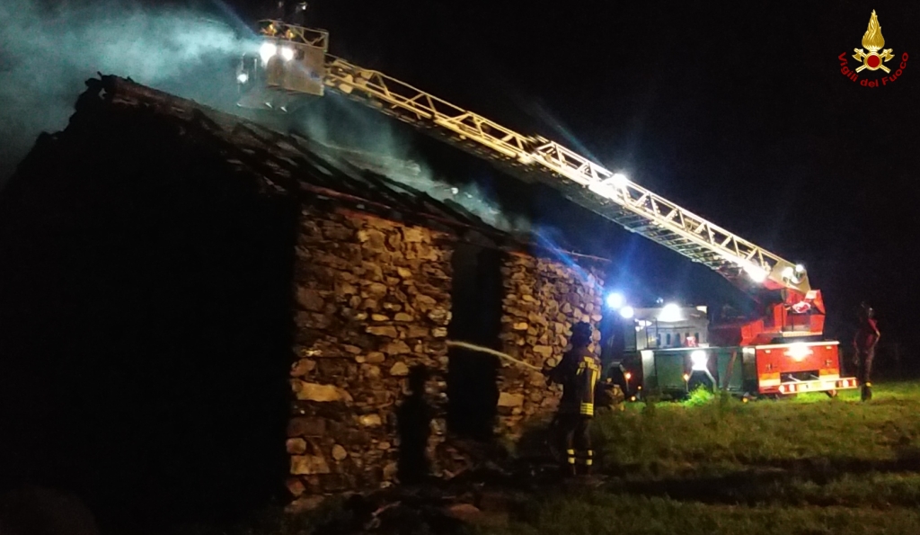 Fienile distrutto dalle fiamme